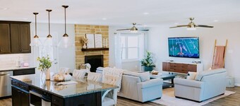 Unwind - Outdoor Living and Hot Tub, Shops and Restaurants Nearby