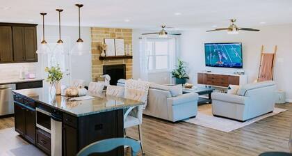 Unwind - Outdoor Living and Hot Tub, Shops and Restaurants Nearby