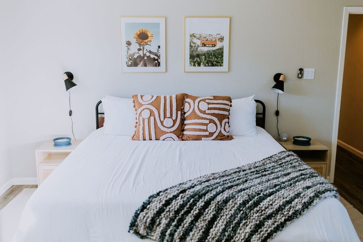 3 bedrooms, desk, iron/ironing board, travel crib