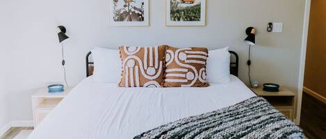 3 makuuhuonetta, työpöytä, silitysrauta/-lauta, vauvan matkasänky