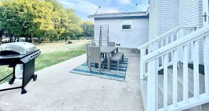 Unwind - Outdoor Living and Hot Tub, Shops and Restaurants Nearby