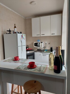 Geladeira, micro-ondas, fogão, cooktop