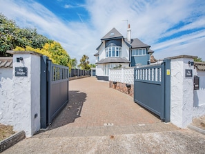 Exterior - A stunning two-level seaside retreat with incredible sea views. (East Preston, West Sussex Coast)