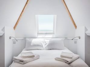 4 bedrooms, free WiFi, bed sheets - A stunning two-level seaside retreat with incredible sea views. (East Preston, West Sussex Coast)
