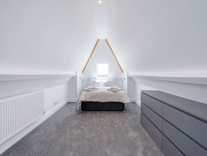 4 bedrooms, free WiFi, bed sheets - A stunning two-level seaside retreat with incredible sea views. (East Preston, West Sussex Coast)