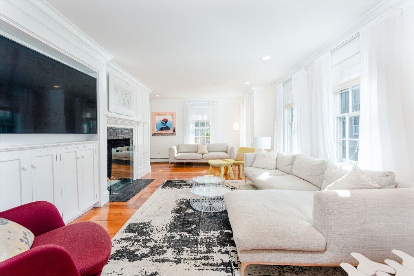 Newly Remodeled, Stylish Decor, 5 minute walk to Town