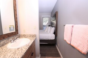 3 bedrooms, bed sheets - Beautiful 3 bedroom condo (Bend)