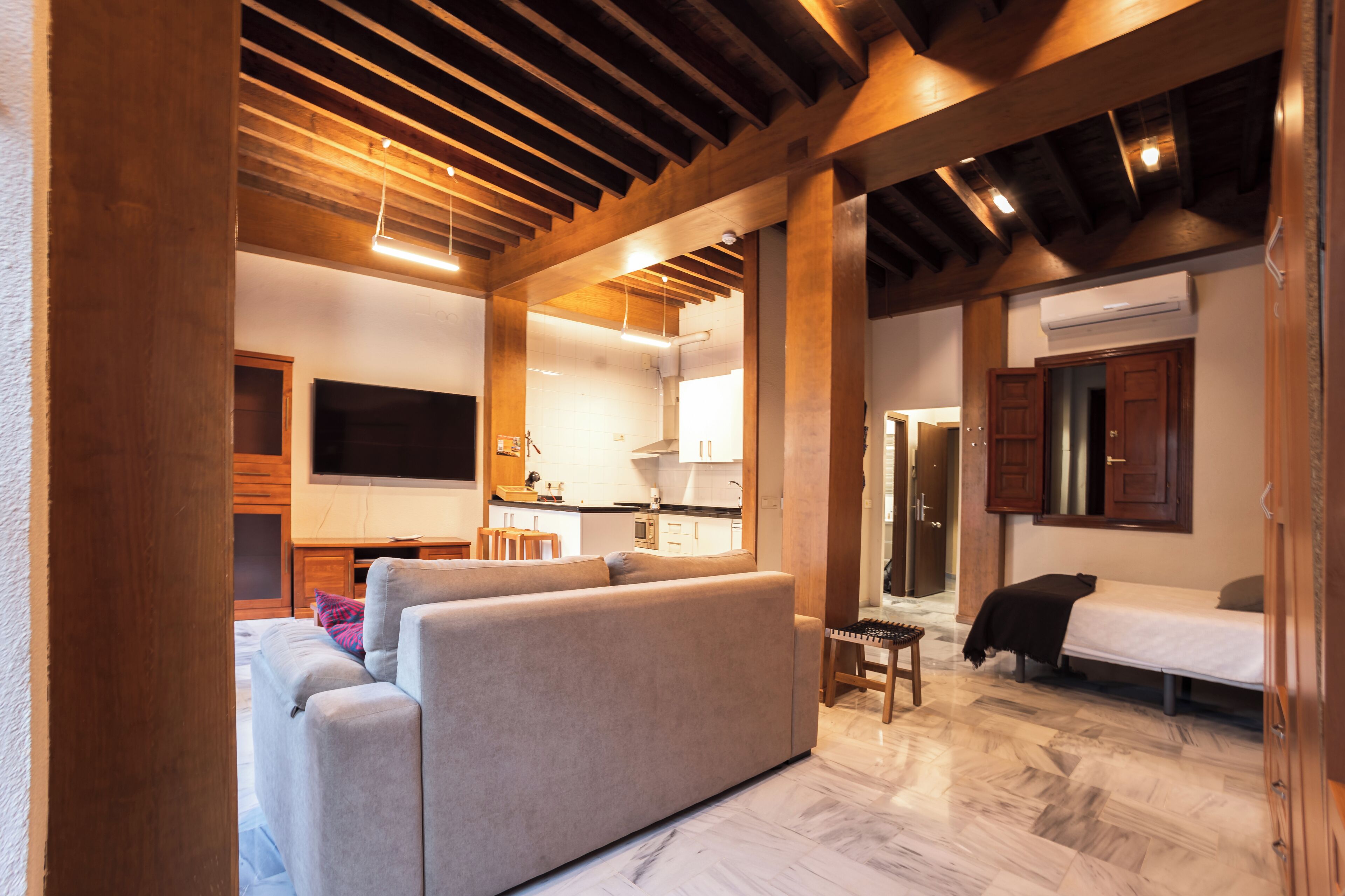 Suite estudio romántica | Ropa de cama de alta calidad, edredón, insonorización y wifi gratis 