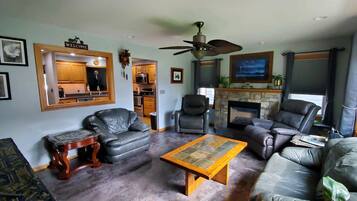 Smart-TV, peis, DVD-spiller og filmbibliotek