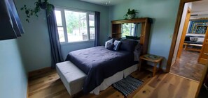 3 bedrooms, desk, iron/ironing board, free WiFi - 5 minutes from the beautiful Black Hills and all it has to offer! (Rapid City)