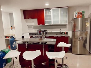 Microondas, horno, utensilios de cocina y máquina de hielo 