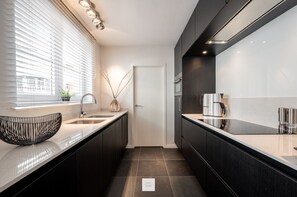 Een koelkast, een microgolfoven, een vaatwasser