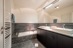 Een haardroger, handdoeken