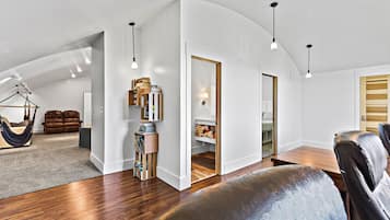 6 bedrooms, desk, free WiFi, bed sheets