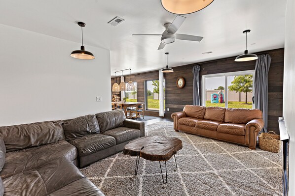 Smart TV, reproductor de DVD y libros 