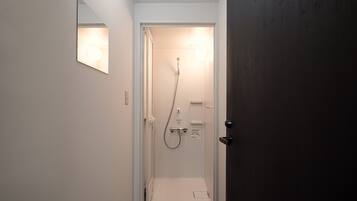 Gratis toiletartikelen, een haardroger, een bidet, handdoeken