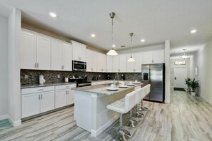 Kühlschrank, Mikrowelle, Ofen, Geschirrspüler