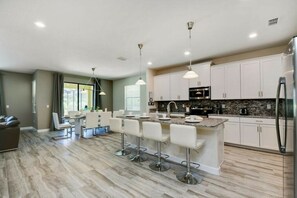 Kühlschrank, Mikrowelle, Ofen, Geschirrspüler