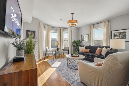 Comfy & Cozy 2nd level condo walk to MBTA mins to Downtown Boston
