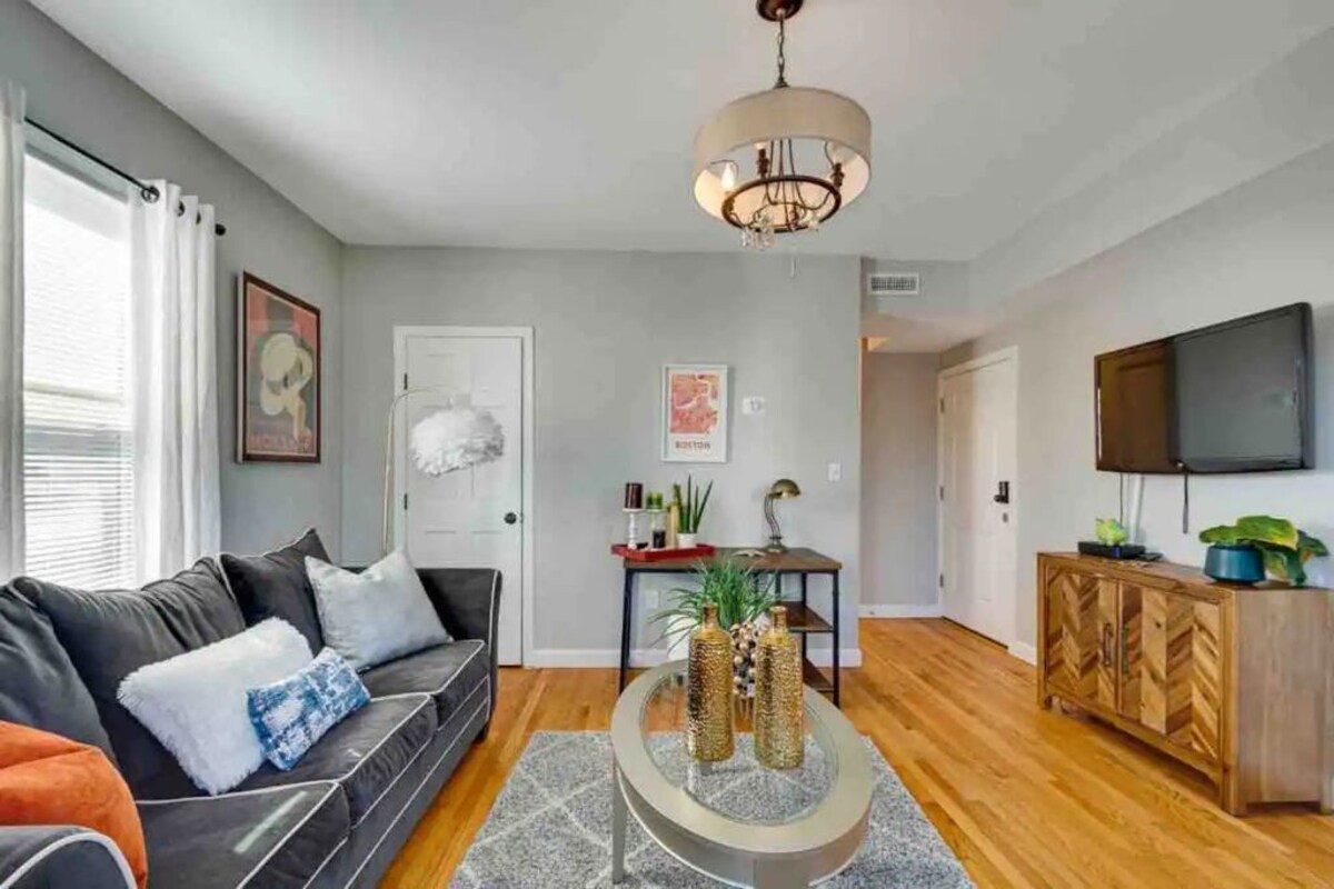 Comfy & Cozy 2nd level condo walk to MBTA mins to Downtown Boston