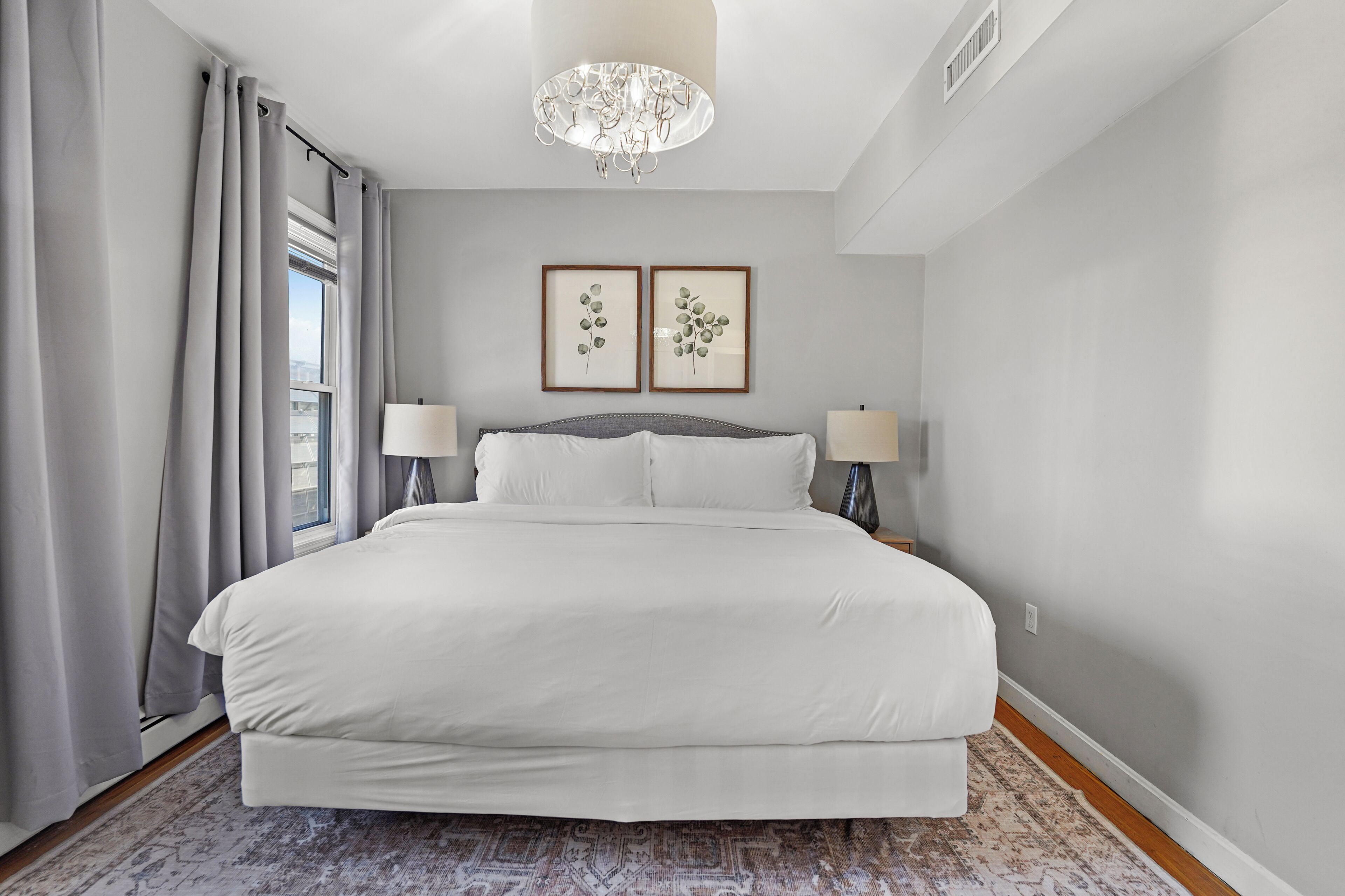 4 habitaciones, escritorio y tabla de planchar con plancha 