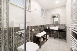 Combined shower/bathtub, bidet