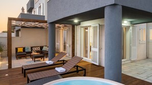 Una casa moderna con piscina, area relax all'aperto e una pergola.