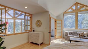 6 slaapkamers, een bureau, een strijkplank/strijkijzer, reisbedje