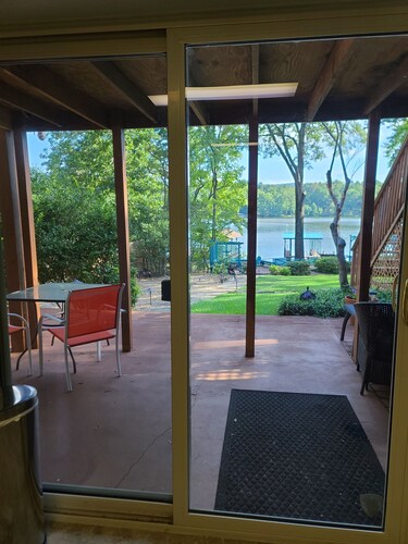 Couples Romantic Lakefront Retreat/NEW HOT TUB
