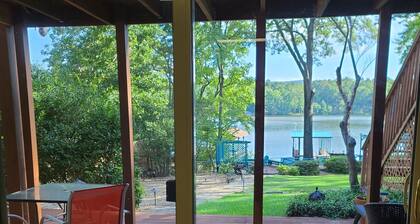 Couples Romantic Lakefront Retreat/NEW HOT TUB