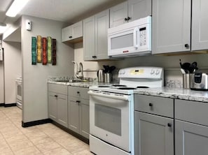 Refrigerador, microondas, horno y parrilla de estufa