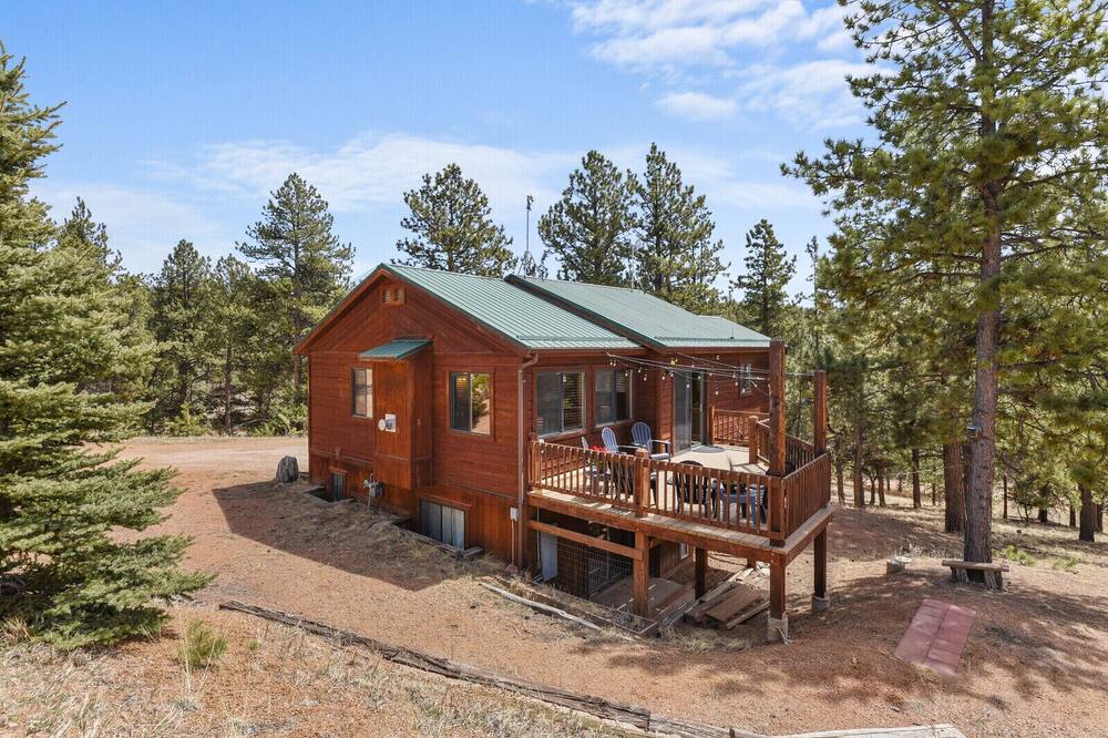 The Turkey Roost Cabin, 3 Bedrooms with a Game Room and Patio
