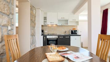 House (4 Bedrooms) | In-room dining