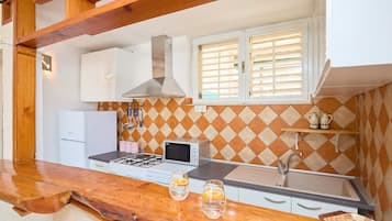 House (4 Bedrooms) | Private kitchen | Fridge, microwave, oven, stovetop