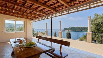 House (4 Bedrooms) | Terrace/patio