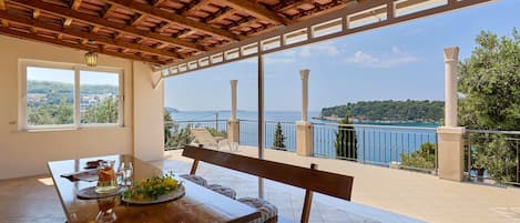 House (4 Bedrooms) | Terrace/patio