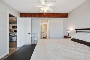 1 bedroom, iron/ironing board, free WiFi, bed sheets - 3MM, fully remolded, main channel lakefront with pool (Lake Ozark)