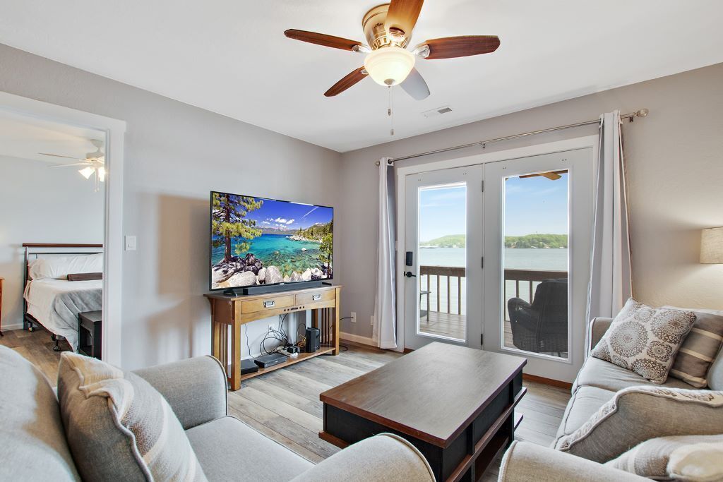 Smart TV, books, stereo