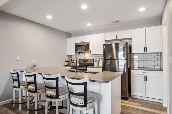 Fridge, microwave, oven, stovetop - 3MM, fully remolded, main channel lakefront with pool (Lake Ozark)