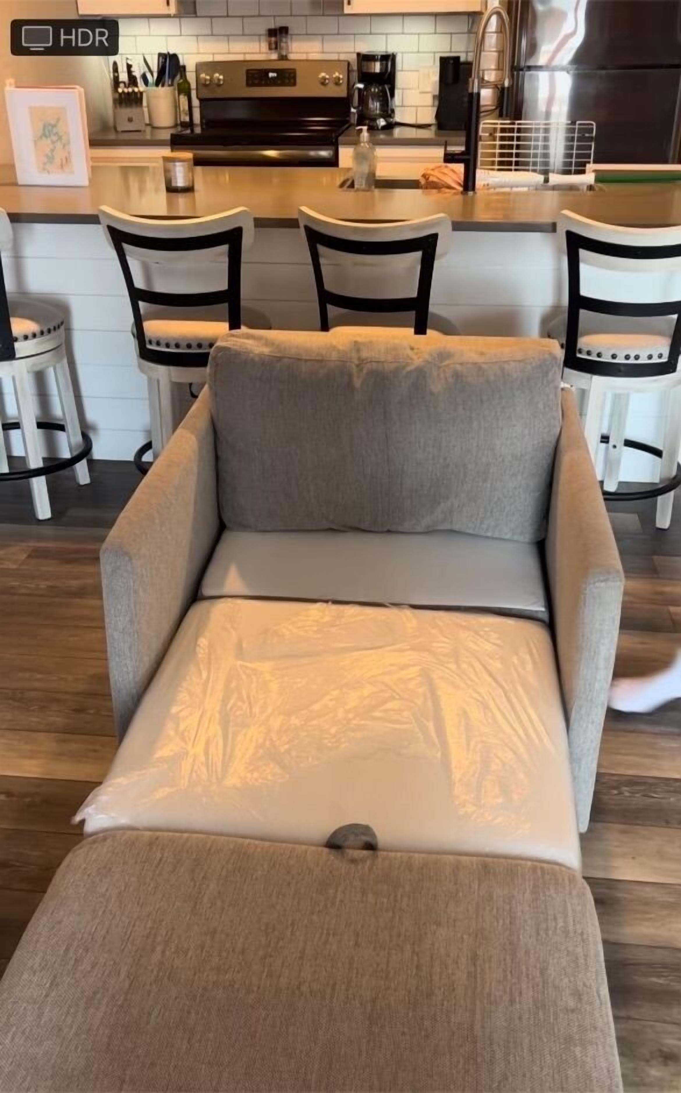 Une cuisine équipée d’un canapé, de chaises et d’un coin repas.