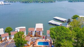 Un hôtel situé au bord de l’eau, doté d’une piscine, de nombreuses chambres et d’un quai.