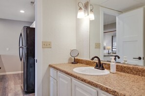 Shower, hair dryer, towels, soap - 3MM, fully remolded, main channel lakefront with pool (Lake Ozark)