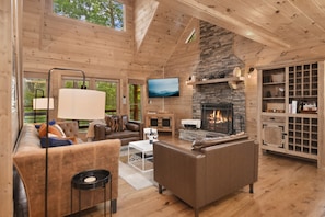 Smart TV, fireplace, video games, table football - Escape to this 3-lvl Blue Ridge cabin+Epic Game Room+Pool Table+Arcade+Hot Tub. (Mineral Bluff)