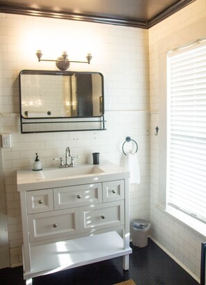 Combined shower/tub