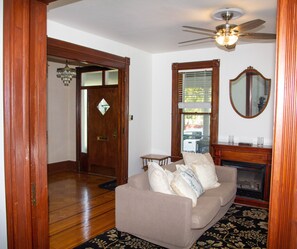 Living area - Powerhouse 4 bedroom walking to the Falls (Niagara Falls)
