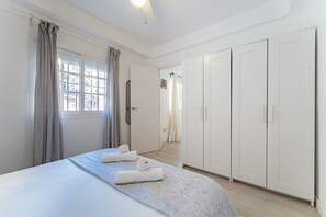 2 slaapkamers, een strijkplank/strijkijzer, gratis wifi, beddengoed
