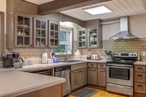 冷蔵庫、電子レンジ、オーブン、コンロ