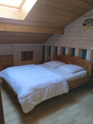 2 bedrooms, iron/ironing board, internet