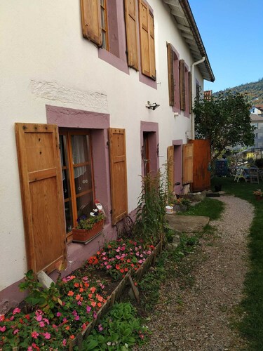 APPARTEMENT TOUT EN BOIS AVEC JARDIN A 100 mètres du centre ville au calme.