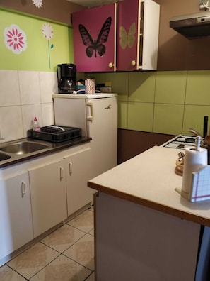 Micro-ondes, four, plaque de cuisson